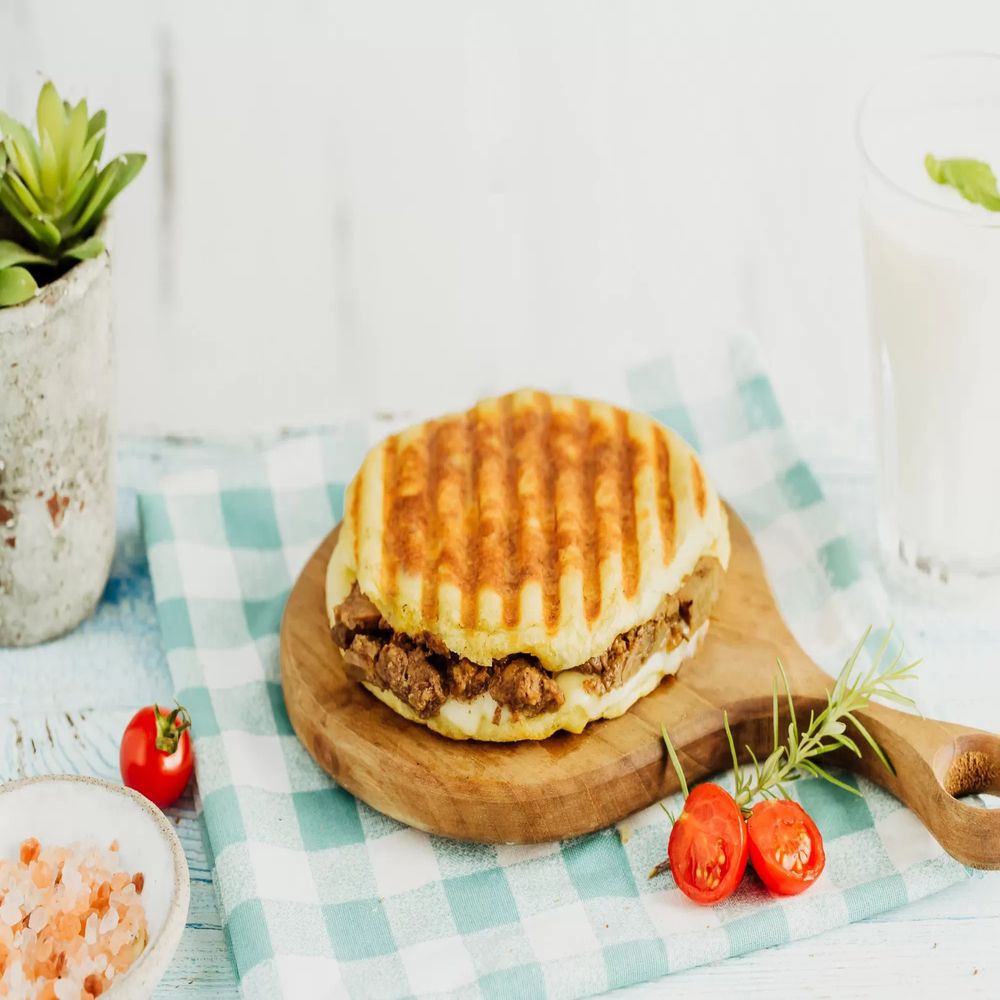 Bazlama Tost Kavurmalı Kaşarlı